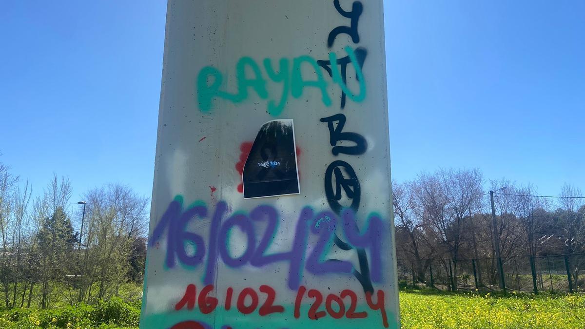 Un pilar del puente donde se reunía Rayan ha sido convertido por sus amigos en un memorial.