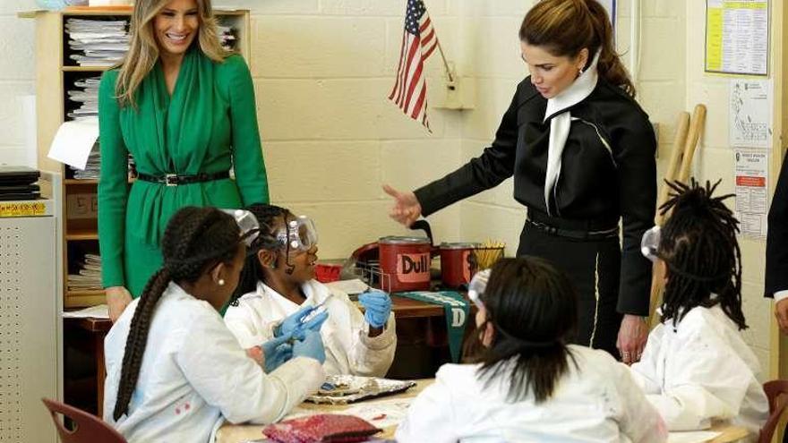 Melania Trump y Rania de Jordania charlan con varias alumnas.