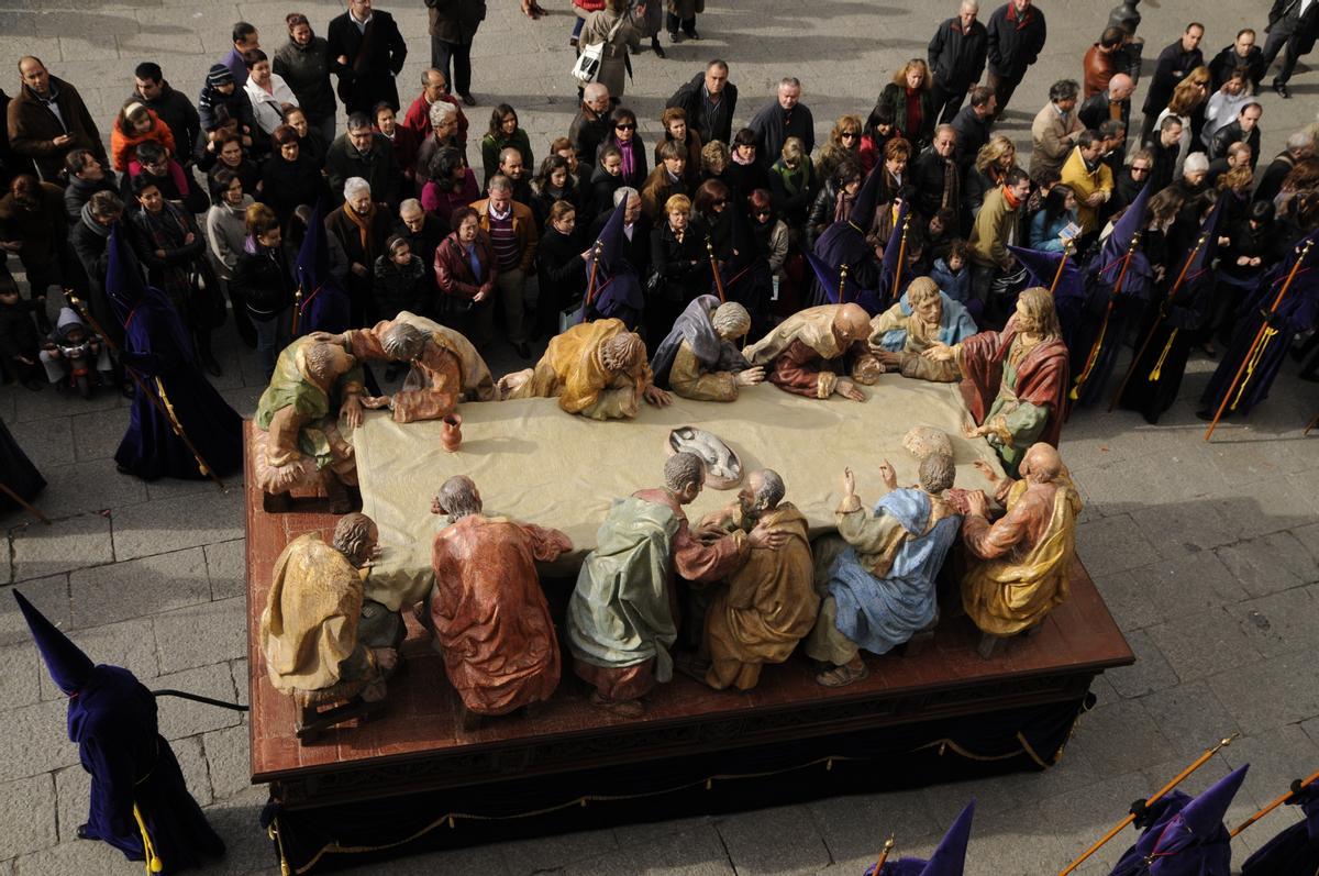 La Santa Cena supera las dos toneladas y es el grupo más pesado de la Semana Santa de Zamora. Sale a ruedas