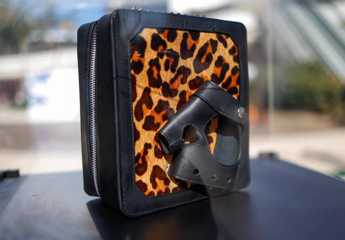 El bolso diseñado para Alaska por Eduardo Navarrete con el animal print y el mitón.