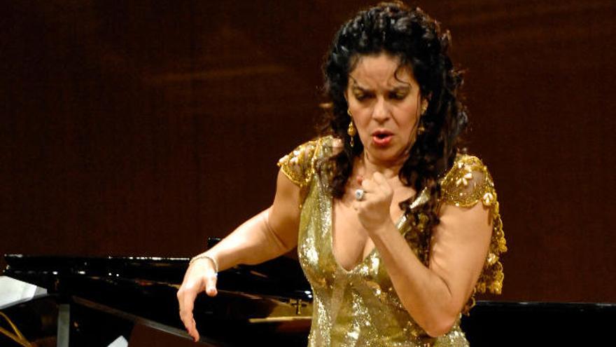 Nancy Herrera interpreta &#039;Carmen&#039; en El Muelle  con la Orquesta Filarmónica