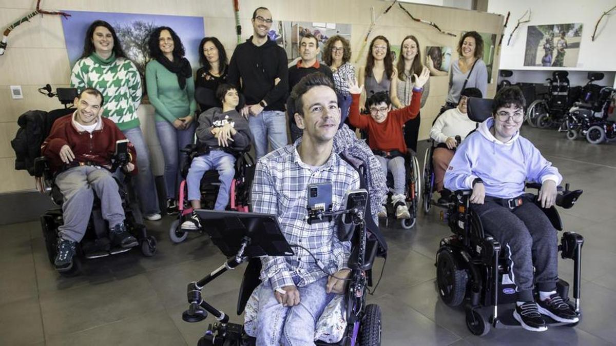 Óscar, con parálisis cerebral, hace de guía en la expo de Elías Regueira.