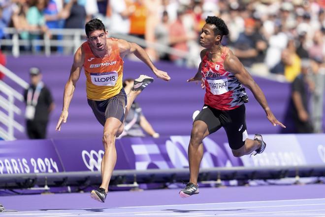 Enrique Llopis (i) compite en la serie de los 110m valla masculinos en los Juegos Olímpicos de París 2024 en el Estadio de Francia