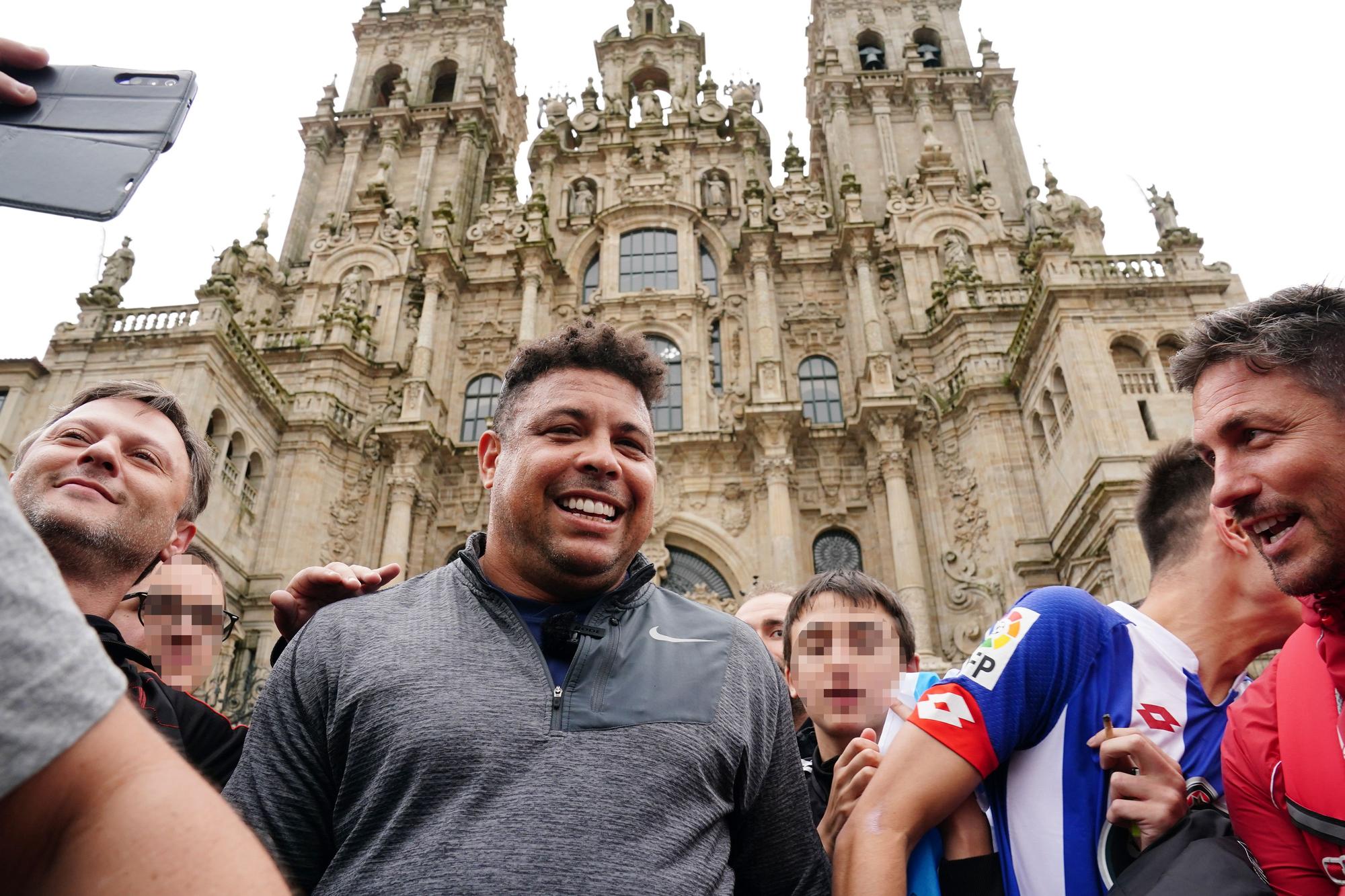 Ronaldo se da un baño de 'selfies' en su llegada a Santiago tras hacer el Camino