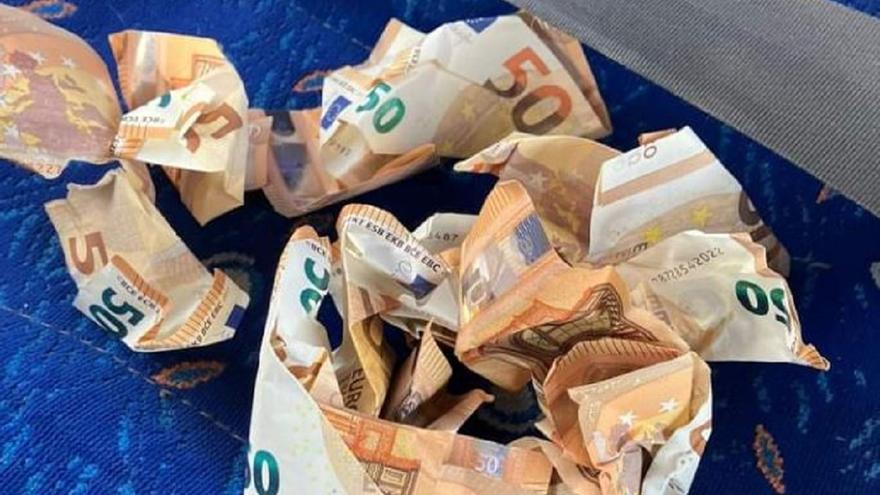 Lluvia de billetes de 50 euros en la A-7 a la altura de Marbella