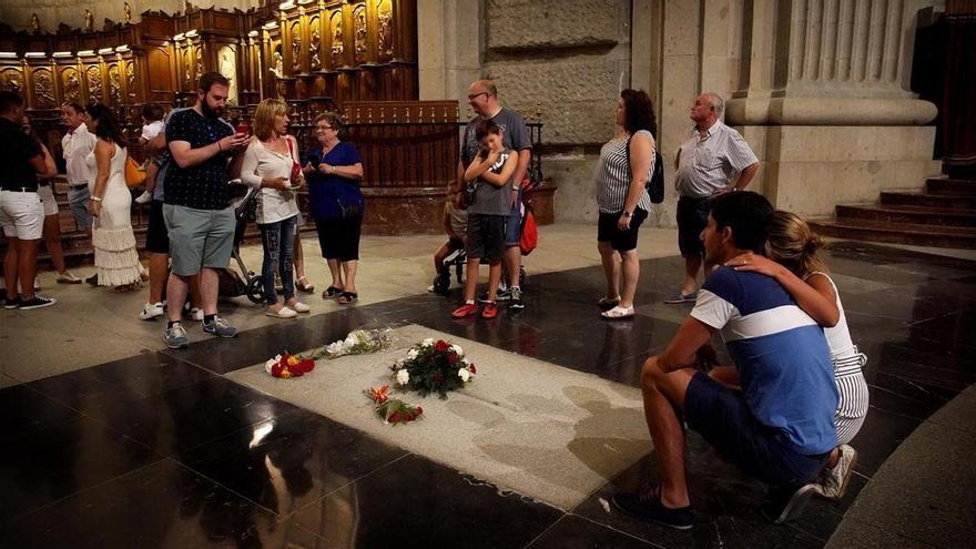 Turistas ante la tumba de Franco en la basílica del Valle de los Caídos.