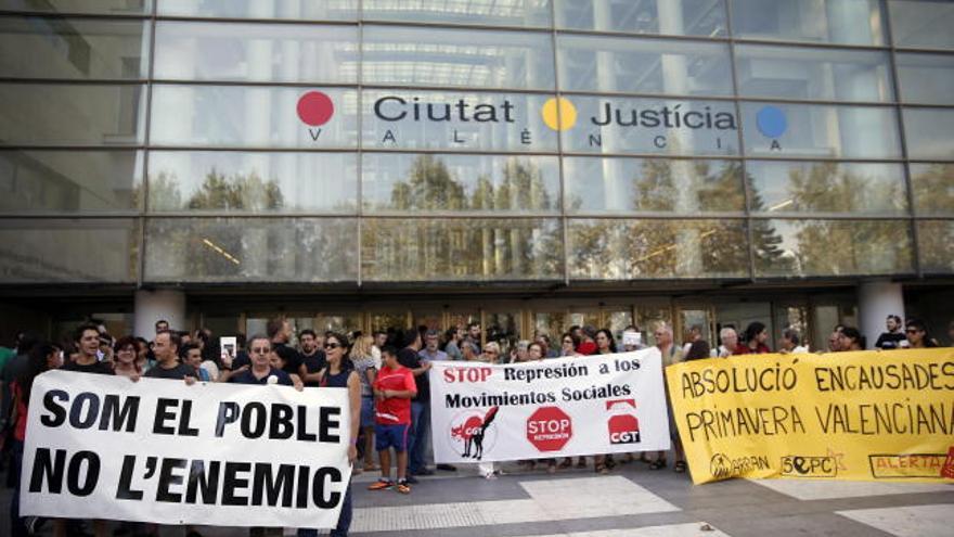 Un grupo de simpatizantes con los procesados exhibe pancartas ante la Ciudad de la Justicia.