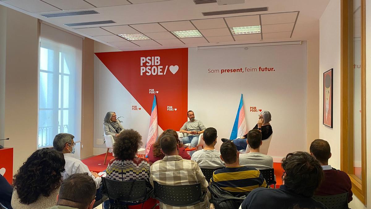 Teresa Suàrez, Àlex Lucas y María Luisa Ortega, en la sede del PSOE de Palma