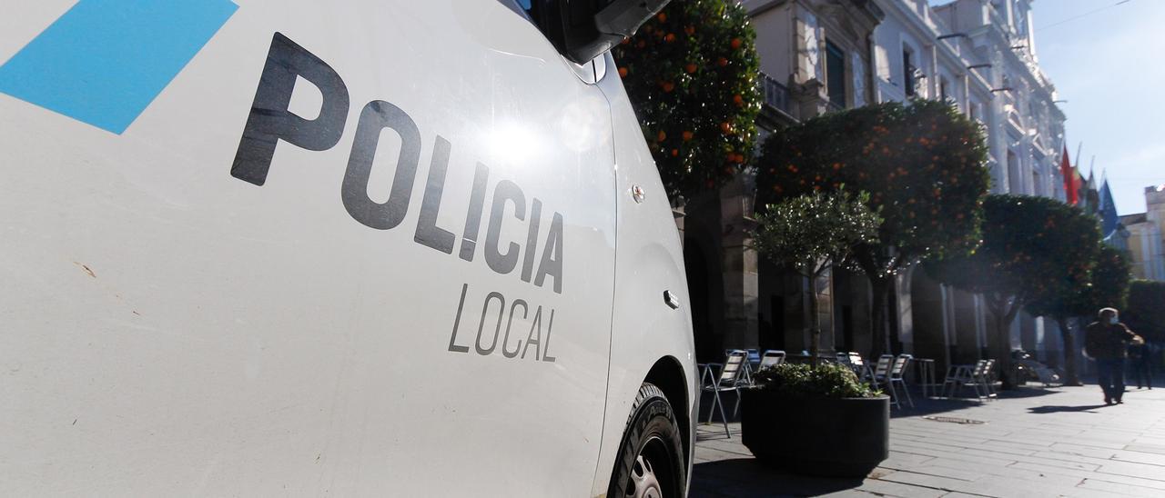 Vehículo de la Policía Local de Mérida aparcado en la plaza de España.
