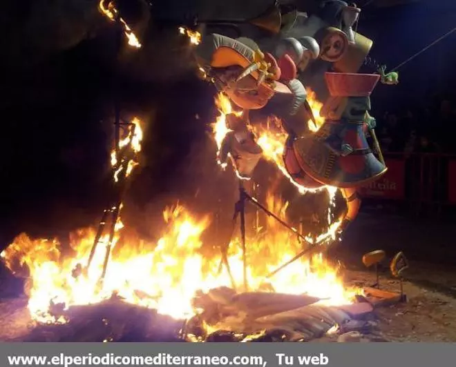 GALERÍA DE FOTOS - El fuego devora las fallas de la provincia.
