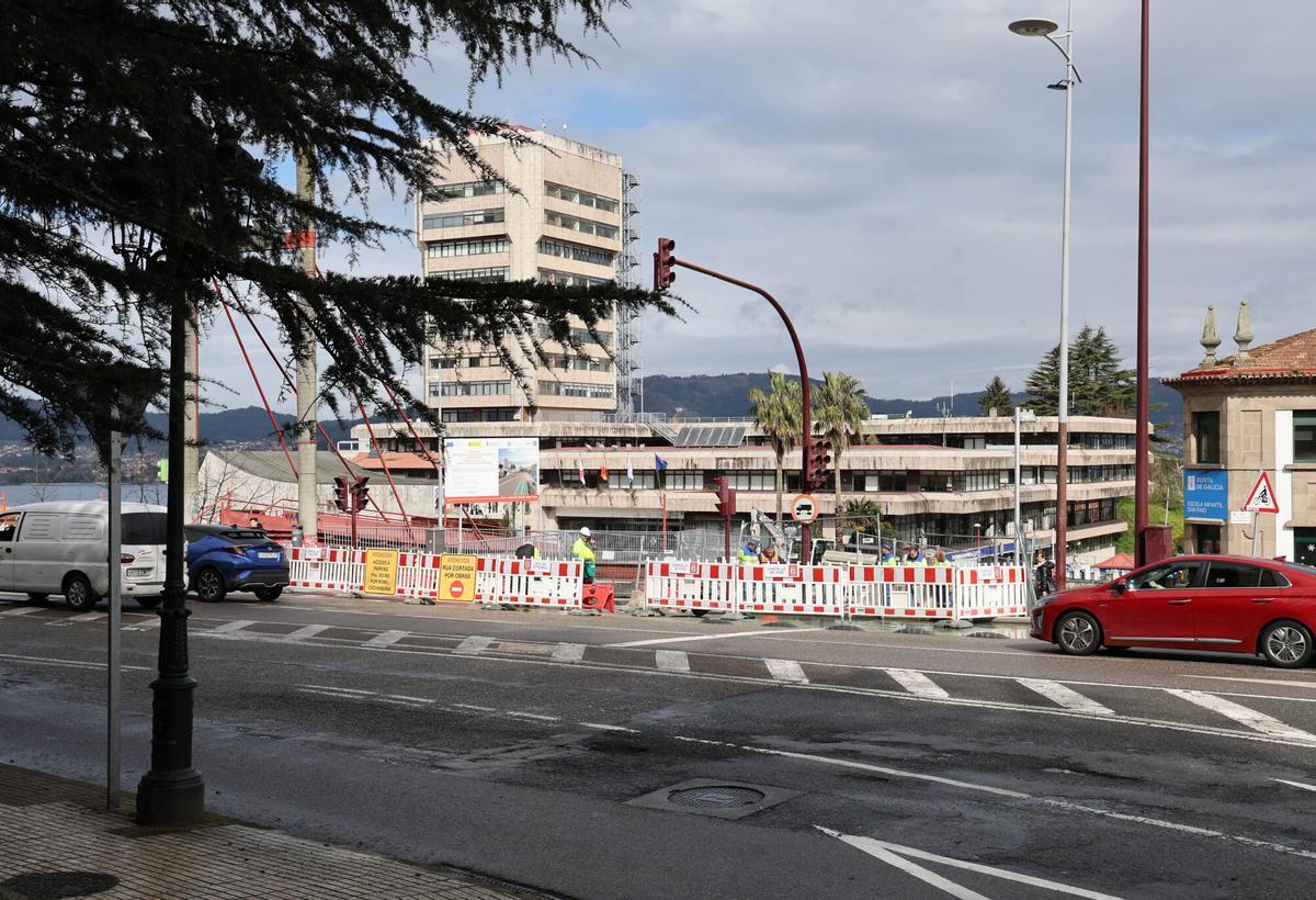 Vista de la casa consistorial de Vigo, con una de las obras en marcha en el Paseo de Granada.