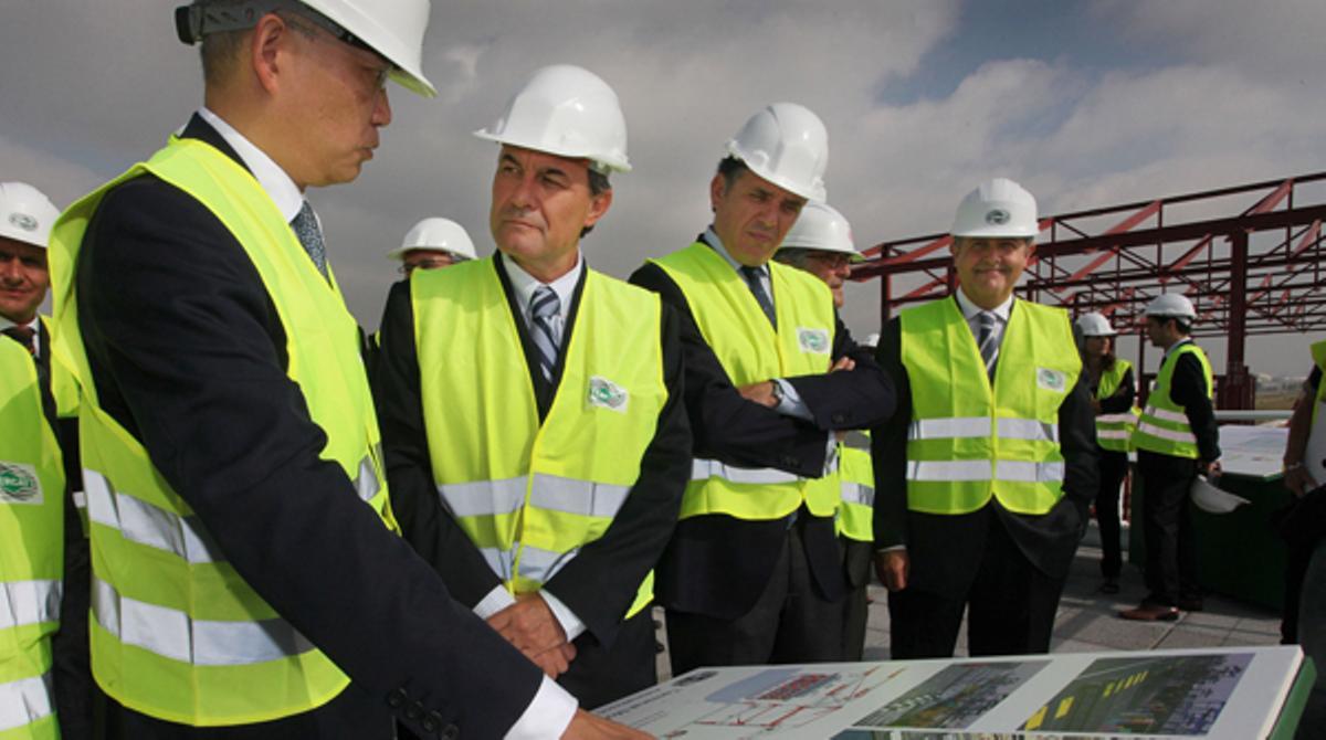 El president Artur Mas va visitar ahir dijous les obres de la nova terminal de contenidors de Moll Prat.
