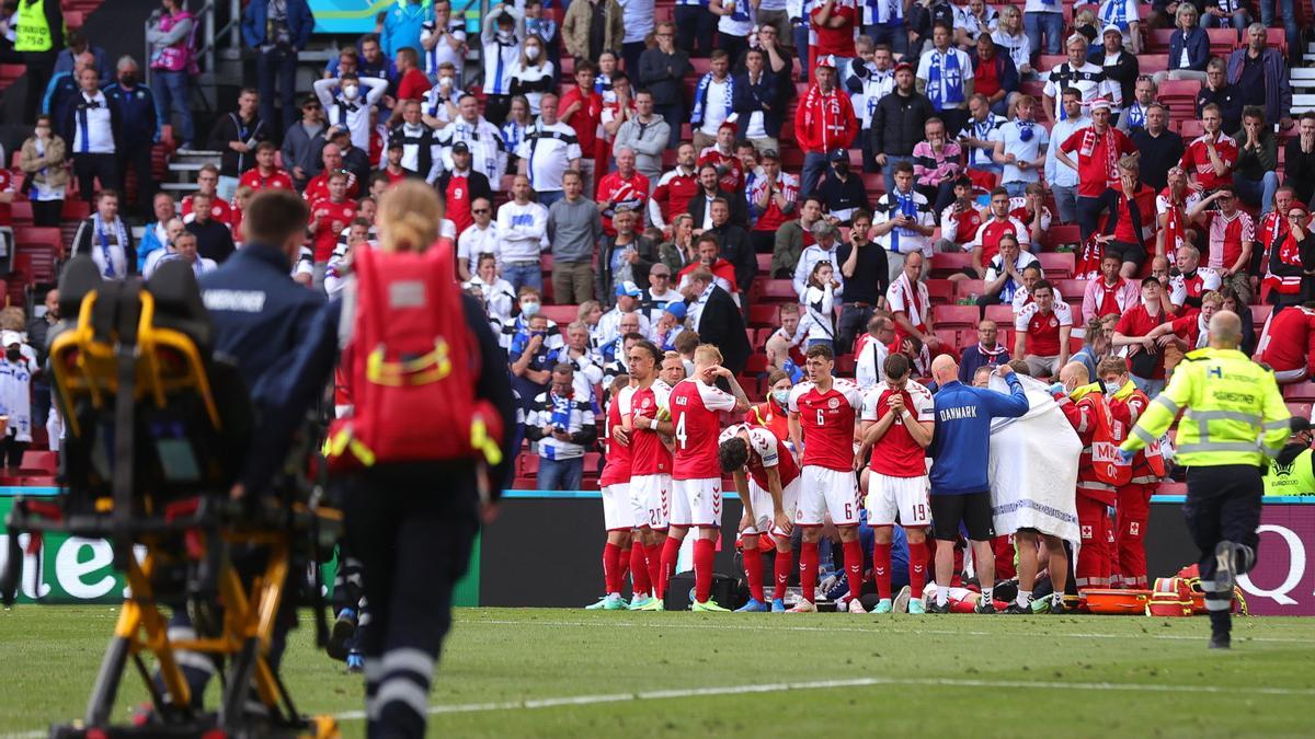 El fútbol contiene la respiración tras el desvanecimiento de Christian Eriksen