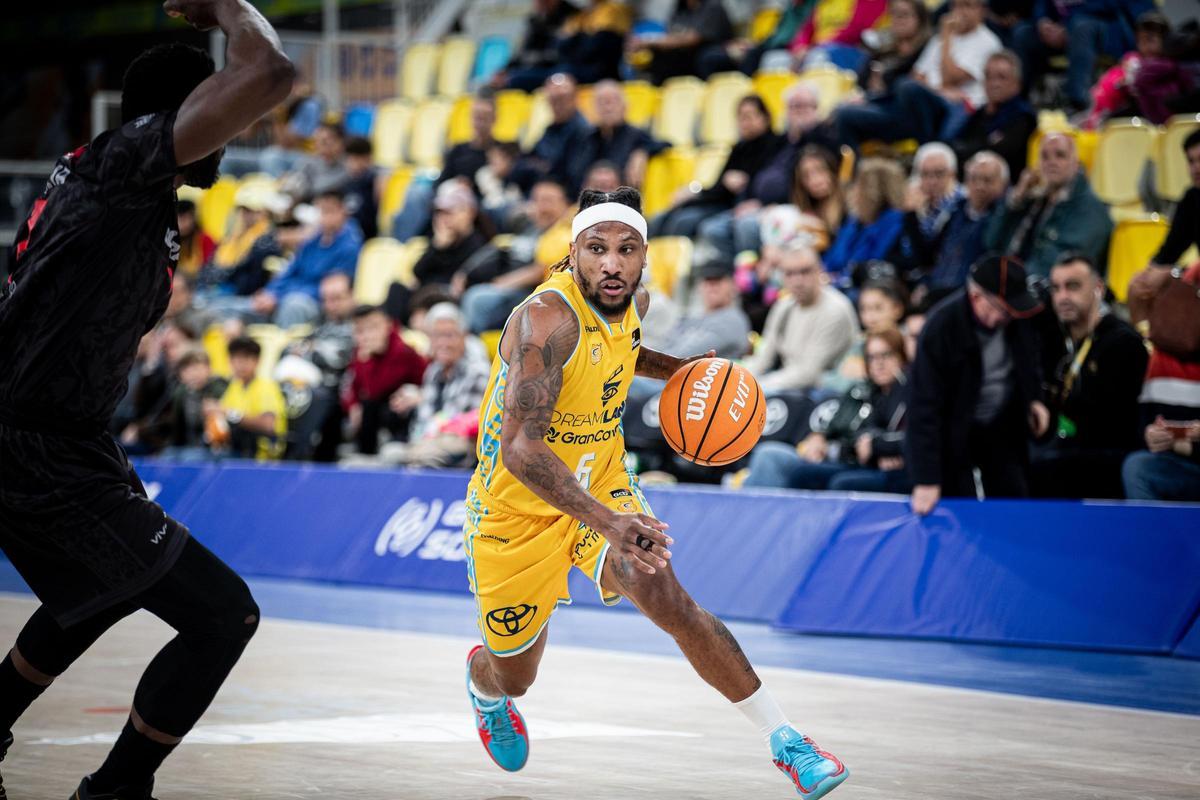 Andrew Albicy conduce el balón en el partido del Granca ante el Granada
