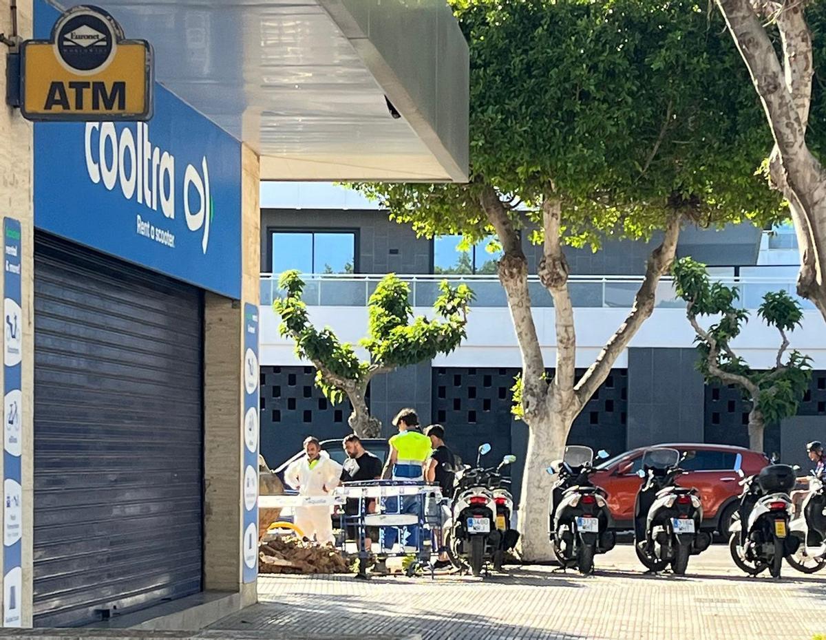Los operarios de Aqualia, este domingo, reparando la avería.