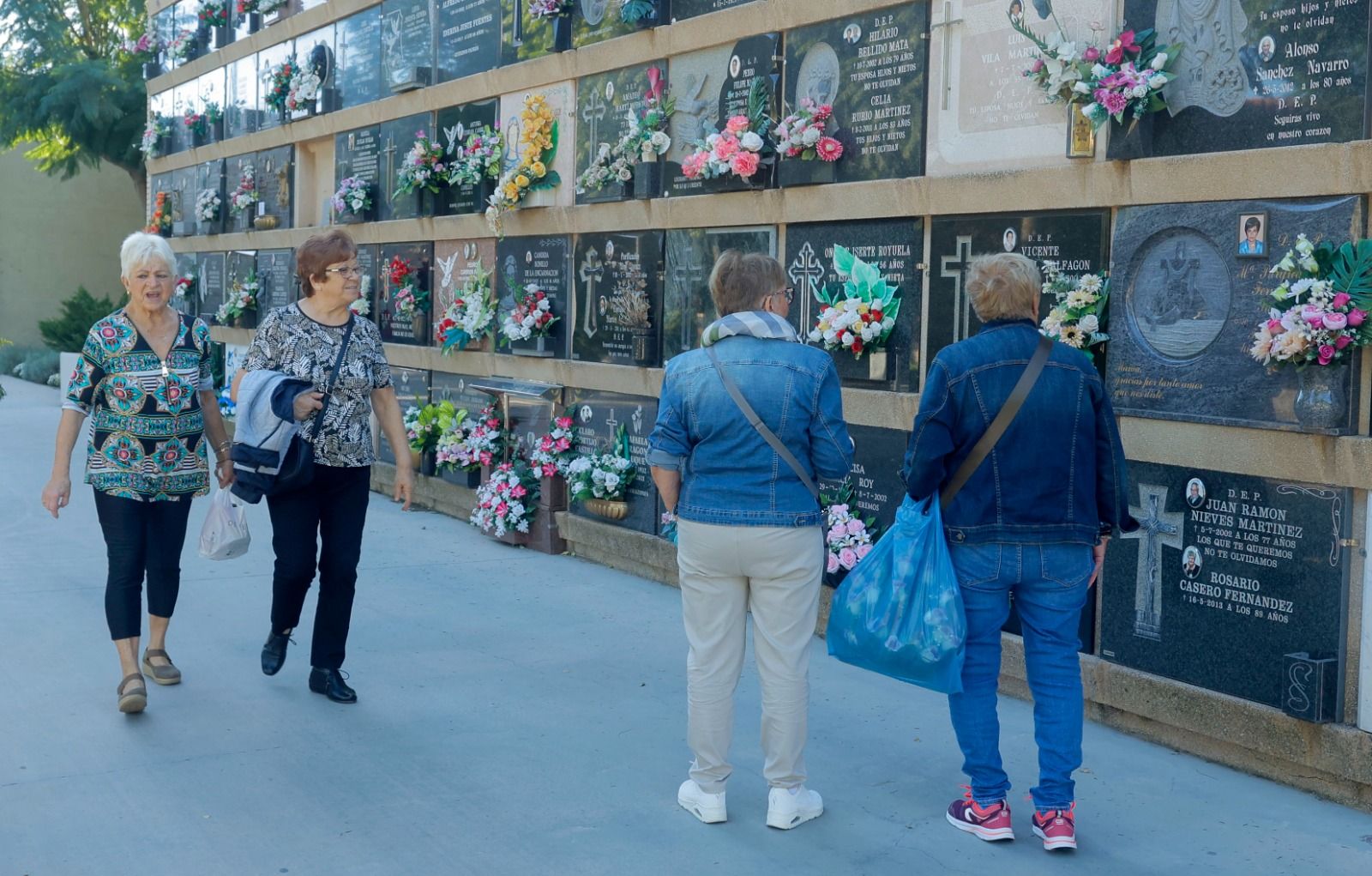 Los valencianos adelantan su visita al cementerio para evitar aglomeraciones