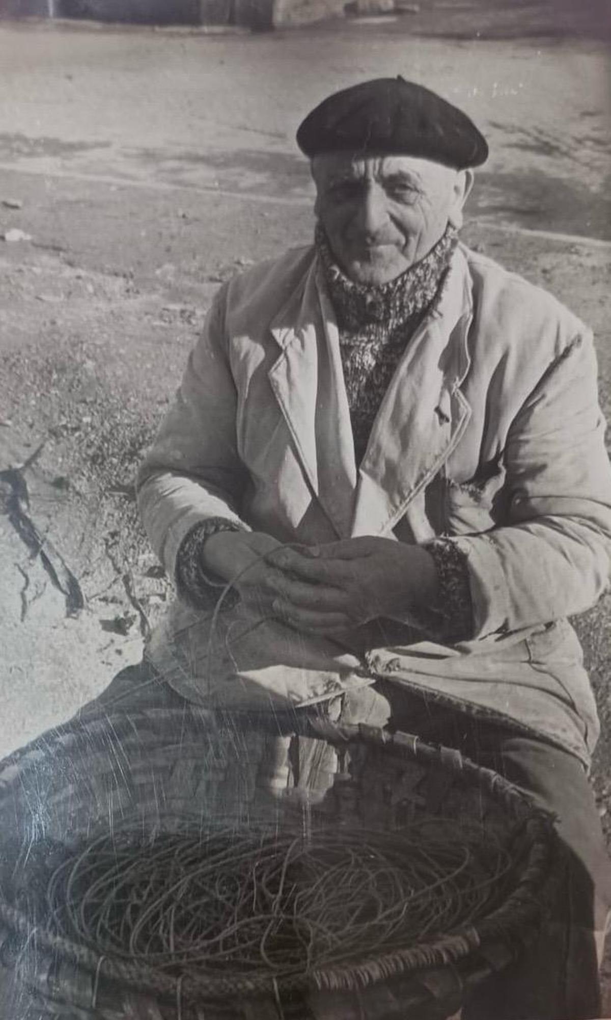 El bisabuelo de Mariluz, preparando el palangre en O Berbés.