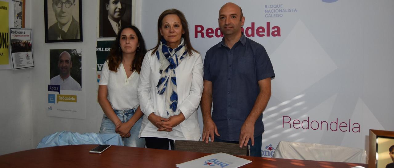 Los ediles nacionalistas Xoán Carlos González y Jéssica Garcia con Cecilia Pérez Orge (centro) en el local del BNG de Redondela.  // A.P.