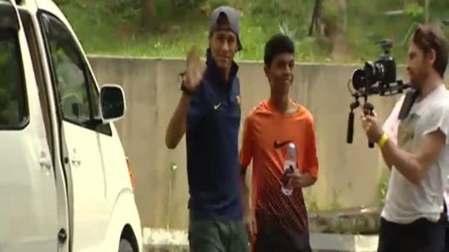 Neymar da una sorpresa a unos niños