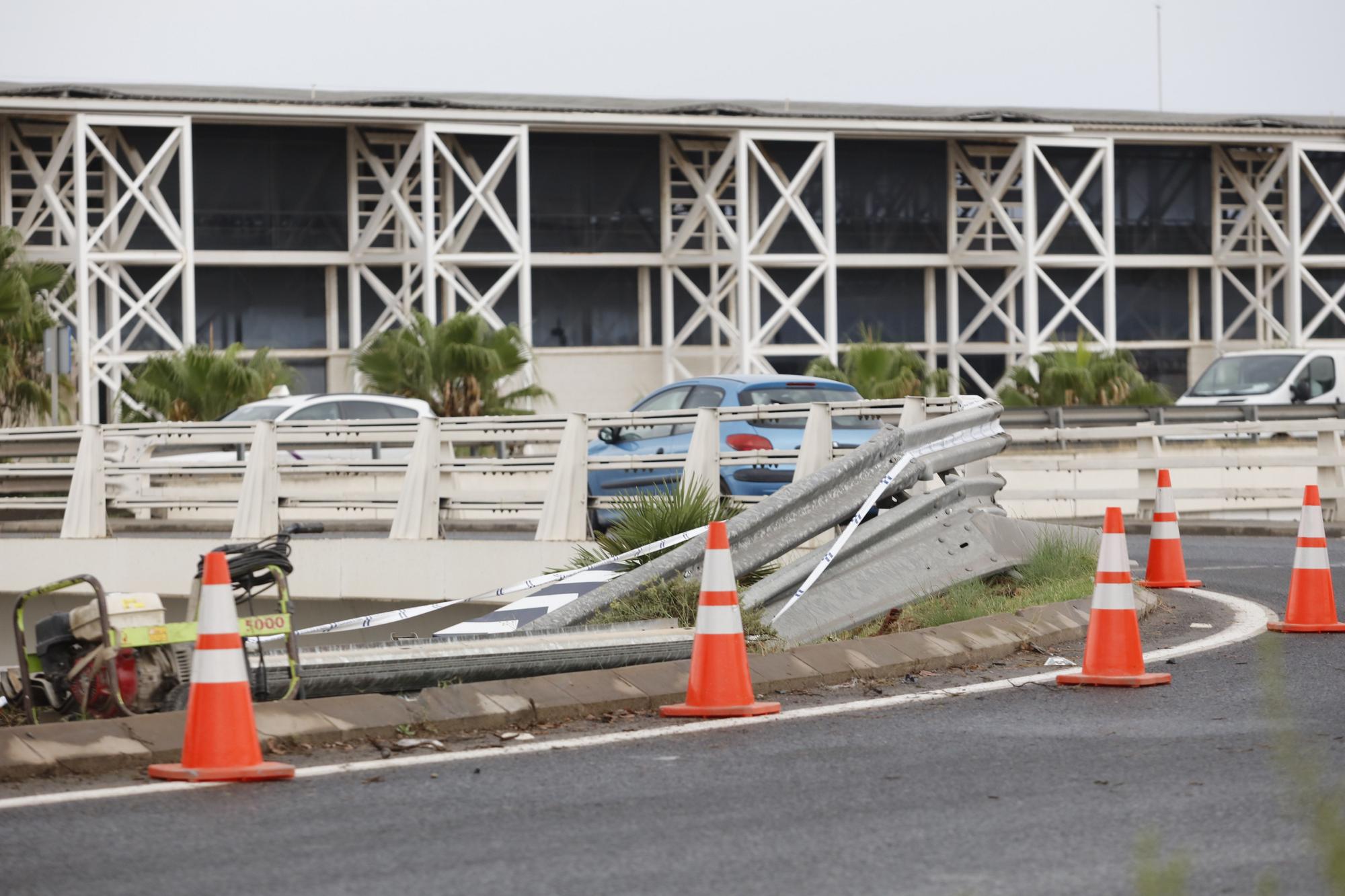 Accidente en Ibiza: un coche choca contra el quitamiedos de una rotonda y cae a la autovía