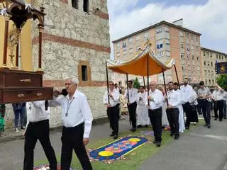 Cientos de personas festejan el Corpus en Lugones: la procesión y las alfombras, en imágenes