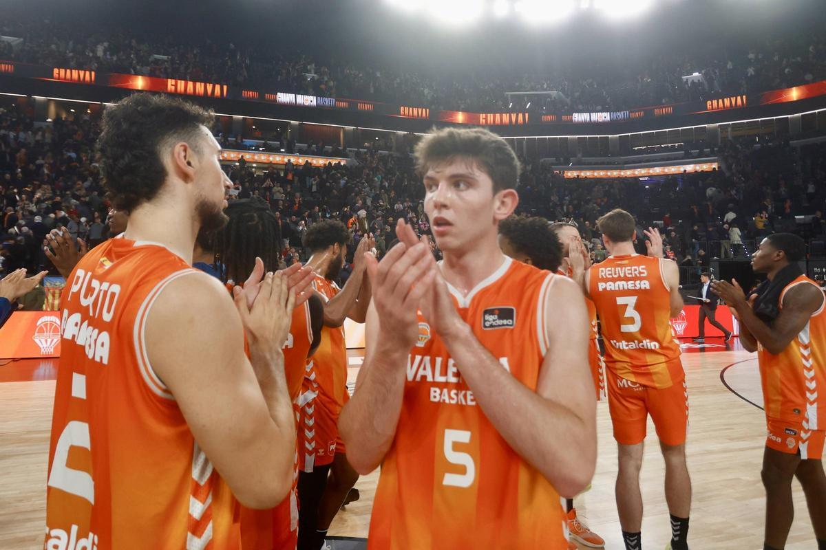 Los jugadores del Valencia Basket, tras la victoria ante el Baxi Manresa.