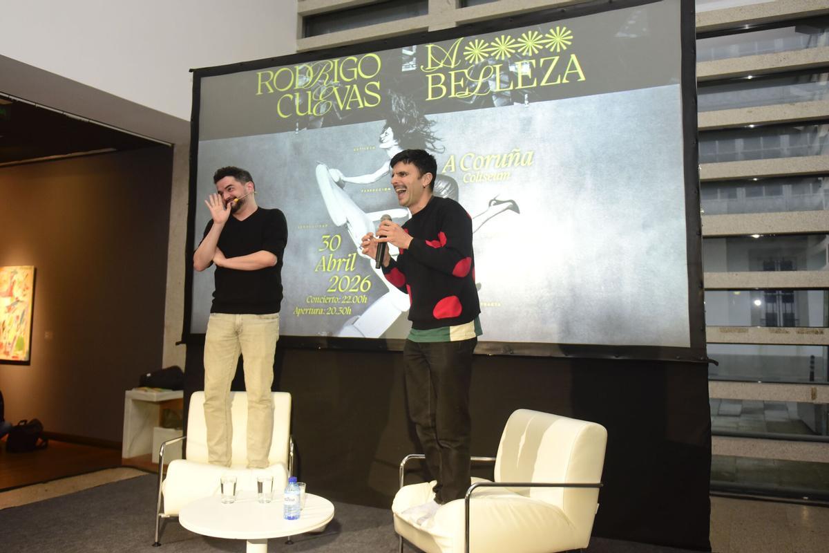Nuno Pico y Rodrigo Cuevas bromean en la charla de este martes.