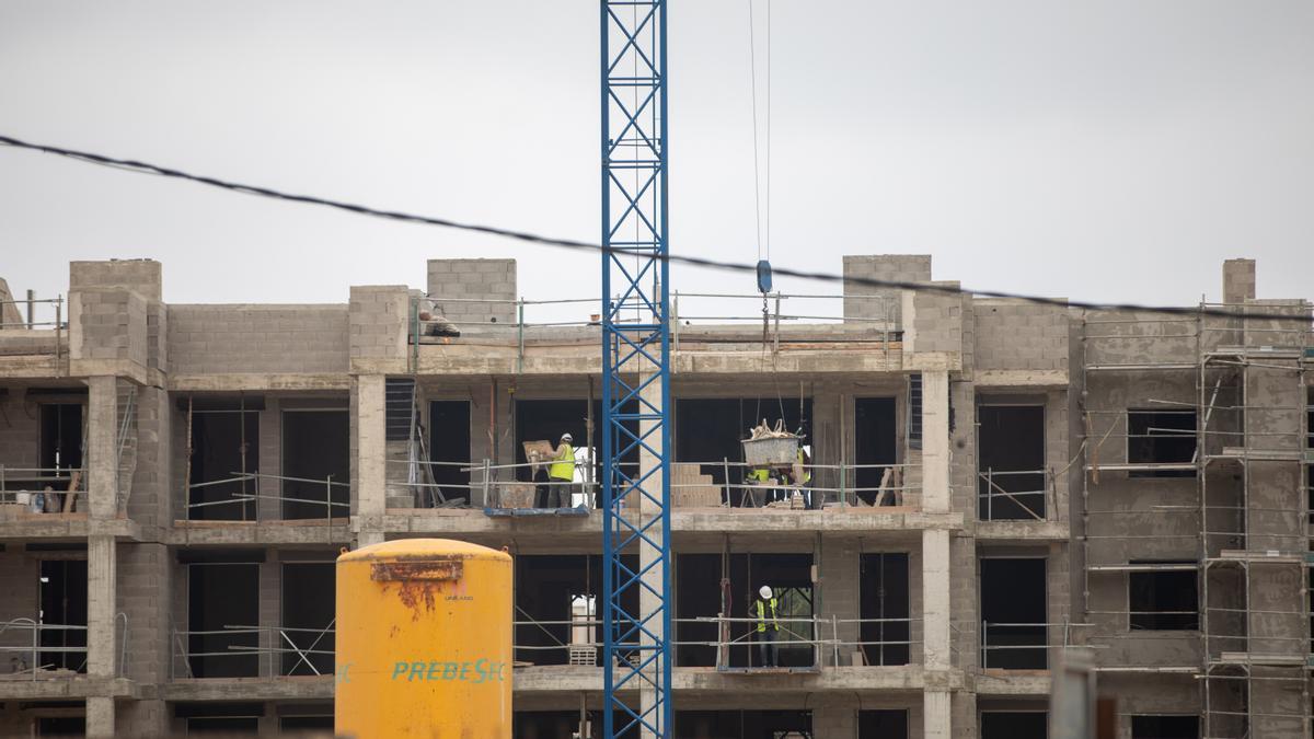 Los técnicos de la fundación de la construcción aumentan las obras a visitar