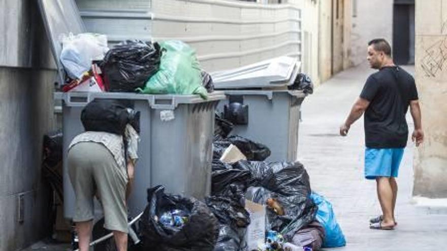 Los vecinos denuncian que la recogida de la basura se retrasa en algunos puntos de la ciudad.