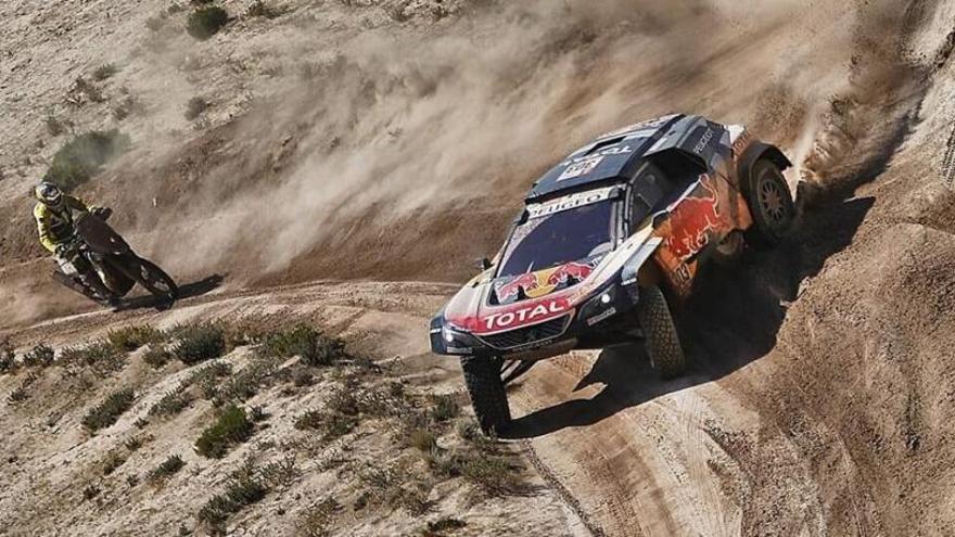 Carlos Sainz sigue siendo líder del Dakar en coches