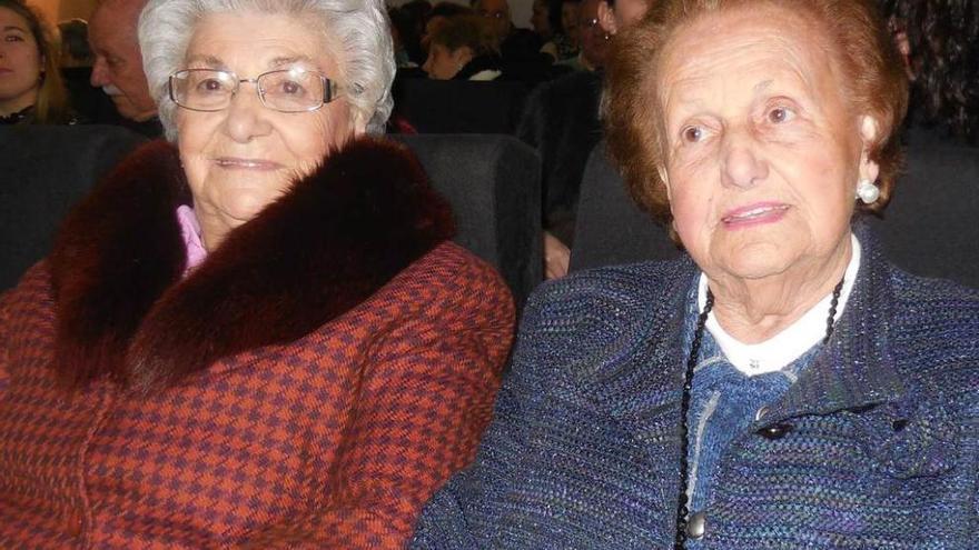 Por la izquierda, Michu López y María Luisa Azurmendi, ayer, durante el homenaje en Cangas de Onís.