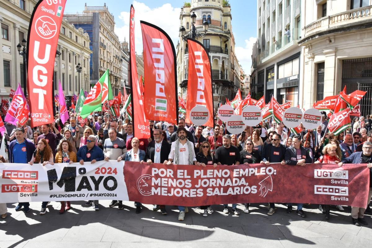 Los sindicatos CCOO y UGT, en la cabecera de la manifestación del 1º de Mayo en Sevilla