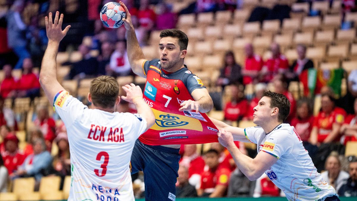 Jan Gurri se eleva ante la rocosa defensa noruega