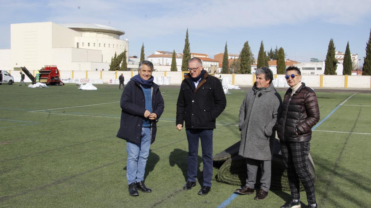 Las autoridades, durante la visita al campo de fútbol de Hinojosa.