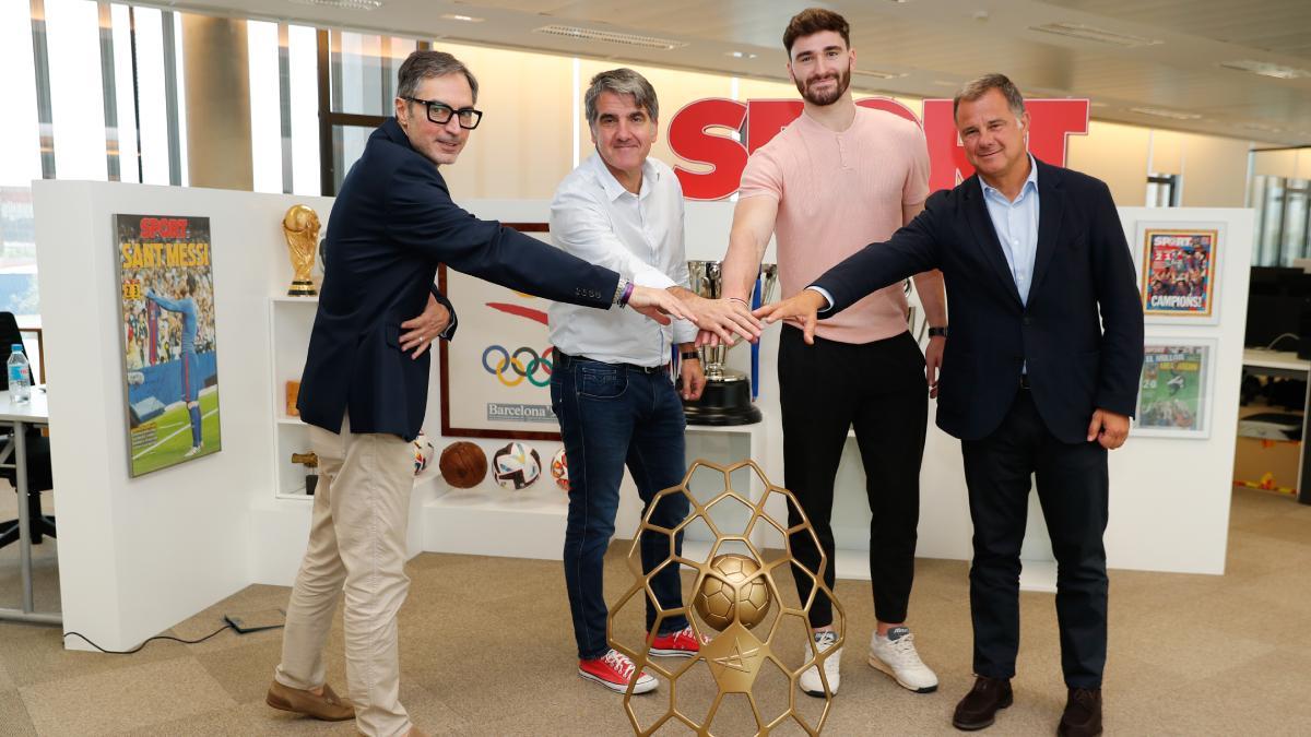 Ortega y Fàbregas, celebran el título con Lluís Mascaró, director de Sport, y David Casanovas, director general de Sport