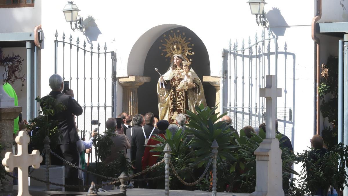La Virgen del Carmen de Puerta Nueva procesiona al cementerio de San Rafael.