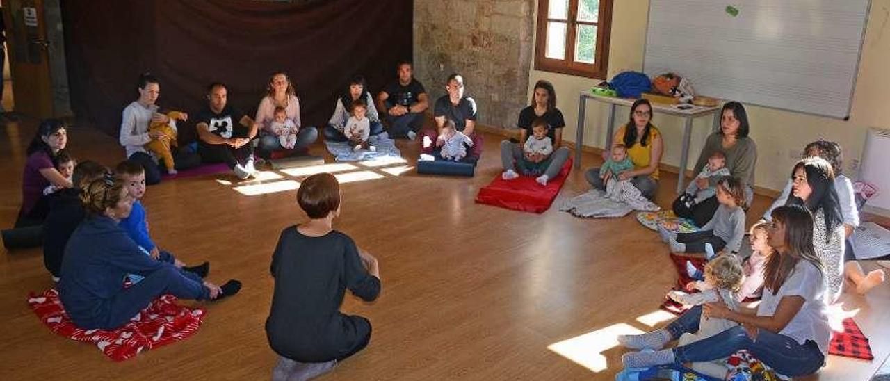 Las familias con los pequeños, ayer, durante la primera de las sesiones. // Gonzalo Núñez