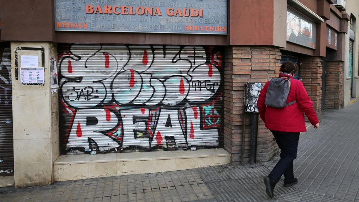 BARCELONA 28 01 2021 Barcelona Erase una vez en    Sagrada Familia  -Tiendas  de souvenirs cerradas o abiertas pero vacias  ambiente vecinal en los parques que rodean la Sagrada Familia   FOTO de RICARD CUGAT