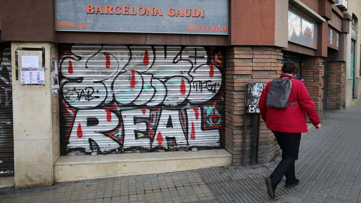 Una tienda de recuerdos cerrada, frente a la Sagrada Família, en Barcelona.