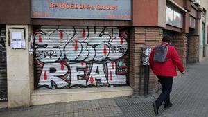 Tienda de recuerdos cerrada frente al templo de la Sagrada Família.