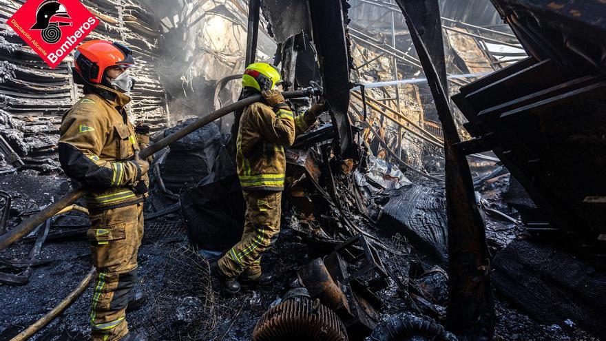 El incendio en Elche Parque Empresarial sigue sin estar controlado 15 horas después