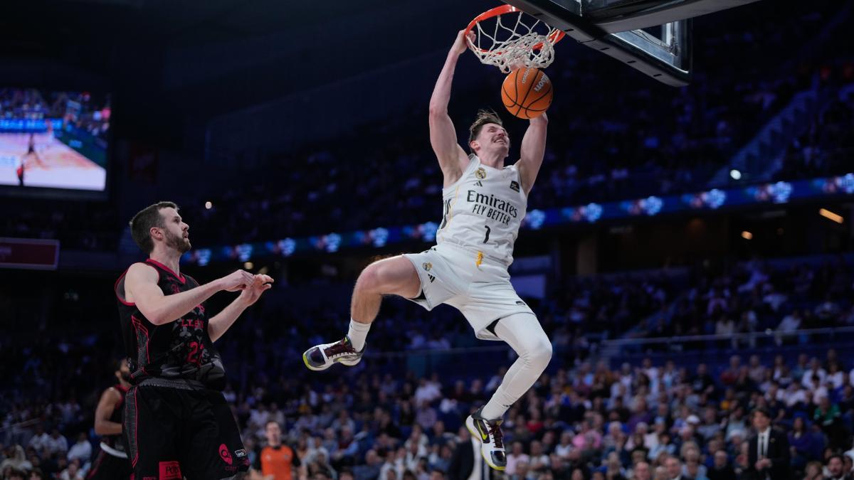 David Krämer machaca ante la mirada de Josh Shurna