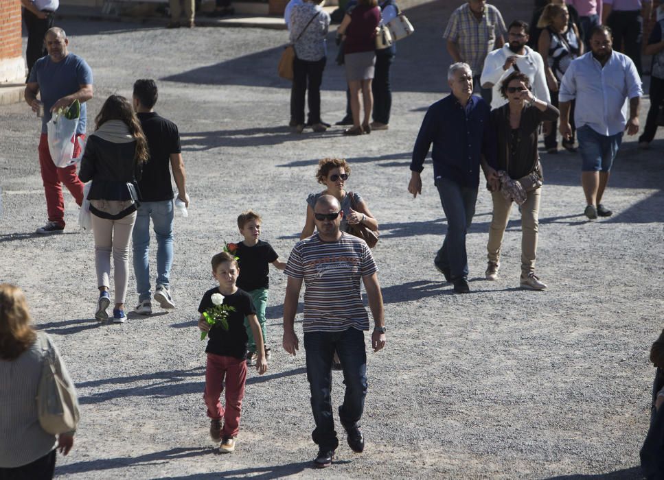 Homenaje a los difuntos en el cementerio de Castelló