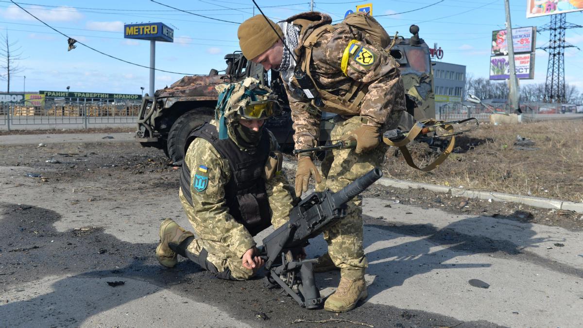 Los combatientes de Defensa Territorial de Ucrania prueban el lanzagranadas automático tomado de un vehículo de movilidad de infantería rusa destruido GAZ Tigr después de la batalla en Kharkiv el 27 de febrero de 2022