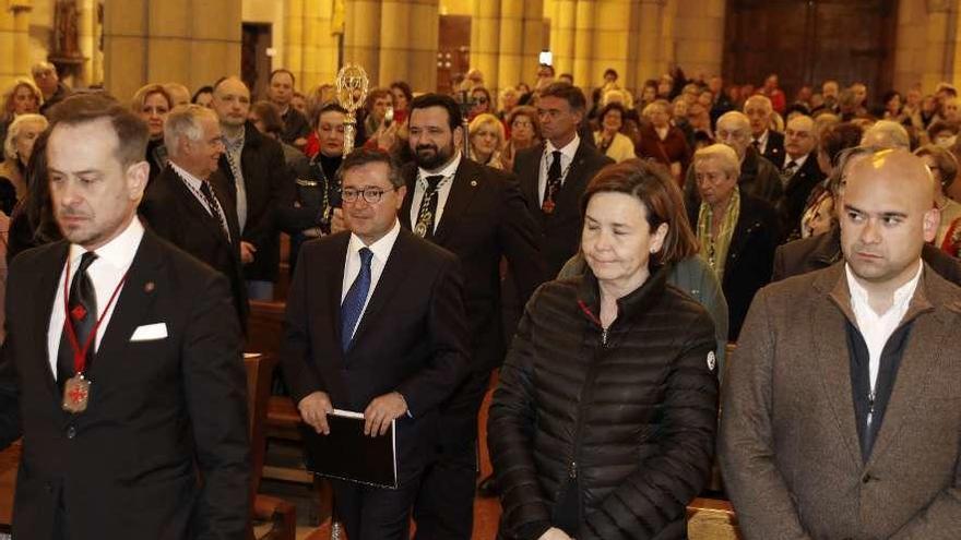 Laureano Lourido accede a la iglesia de San Pedro para dar el pregón entre los miembros de las hermandades gijonesas. En primer término, la alcaldesa Carmen Moriyón y el edil Jesús M. Salvador.