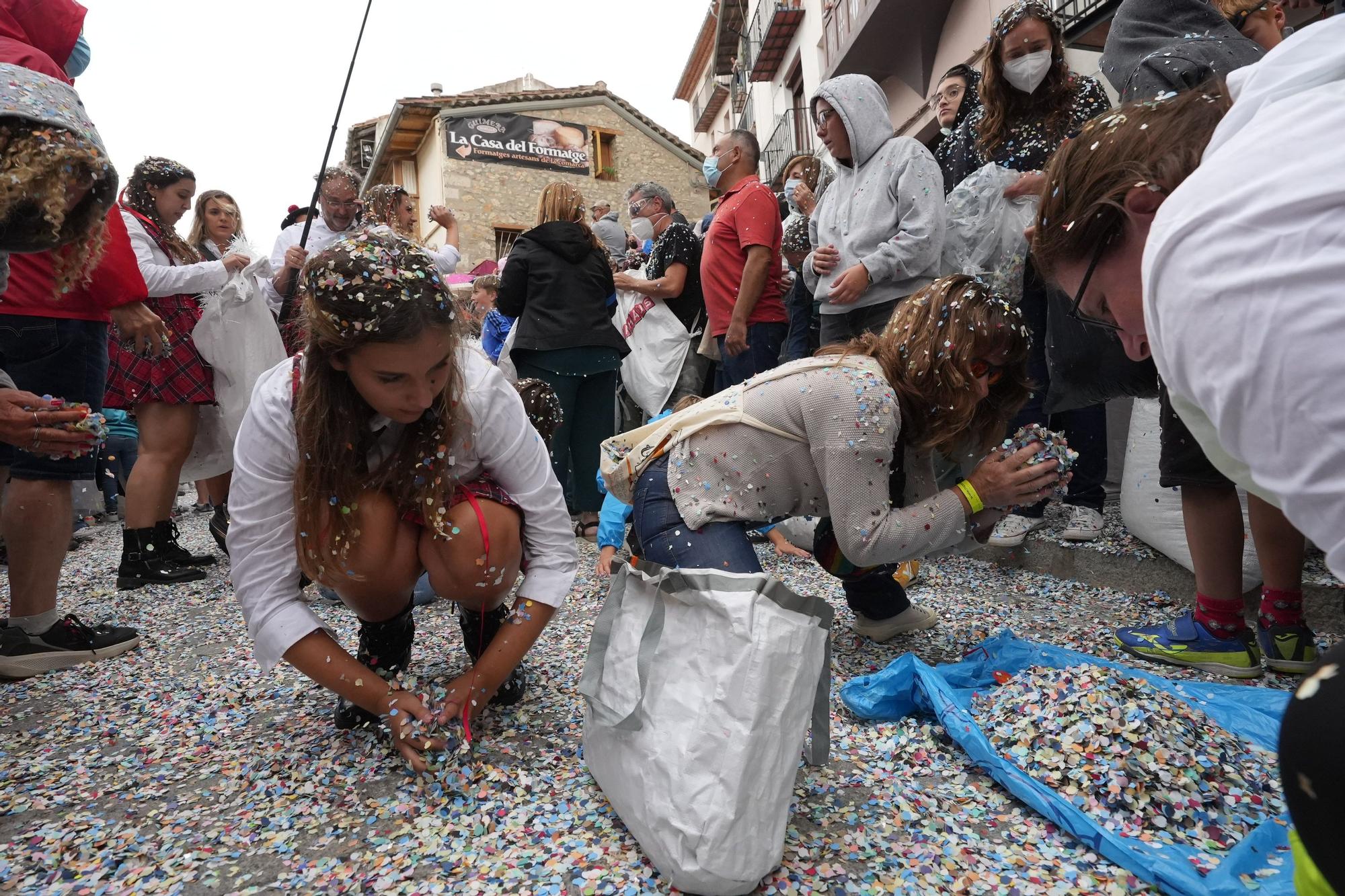 Búscate en el desfile de carrozas y disfraces de l'Anunci de Morella