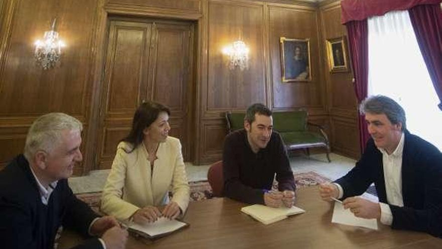 José Luis Vega (jefe de Promoción Empresarial), Ana Lamela, Manuel Campa y Nacho Calviño, ayer, en el salón de recepciones del Ayuntamiento.