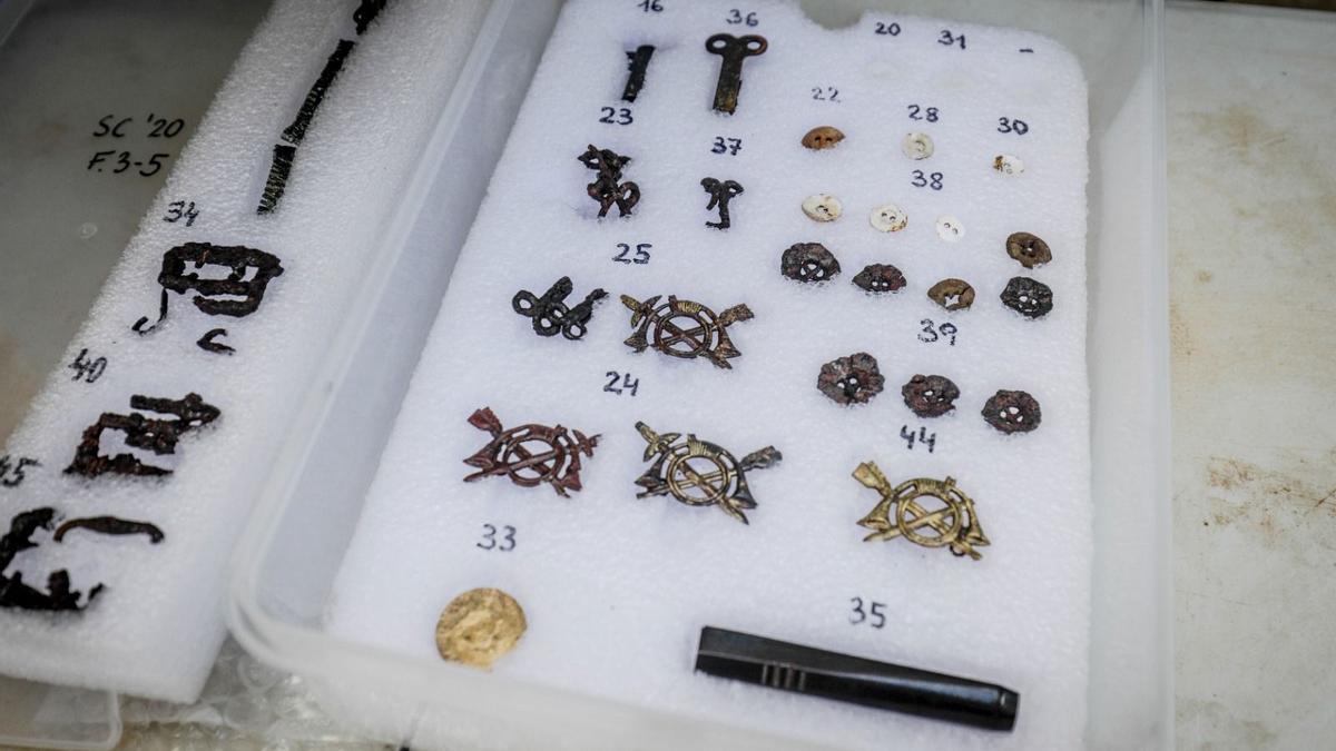 VÍDEO | Son Coletes exhibe una veintena de objetos restaurados asociados a milicianos exhumados