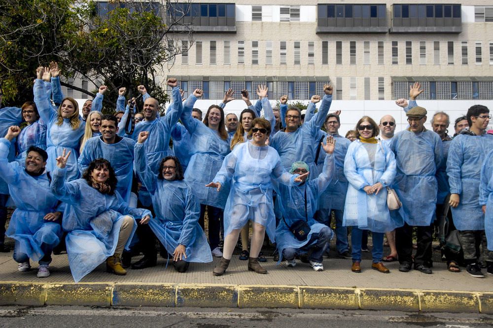 Concentración frente al Hospital Doctor Negrín en defensa de la sanidad pública