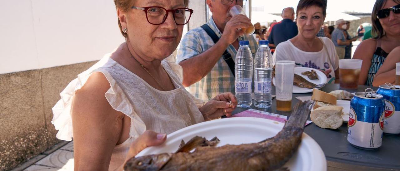 Una asistente con una tenca.